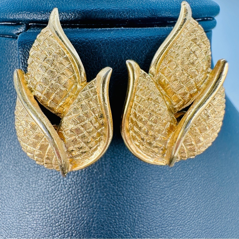 Vintage Coro Clip Leaf Earrings Signed Gold Tone Flame Mid Century 1960s Estate - Picture 10 of 10